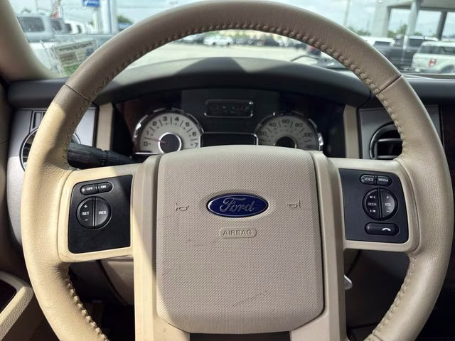 2014 White Platinum Clearcoat Metallic Ford Expedition XLT RWD SUV