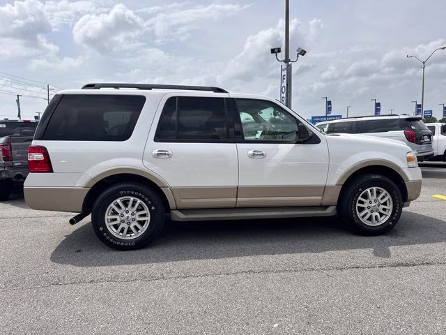 2014 White Platinum Clearcoat Metallic Ford Expedition XLT RWD SUV