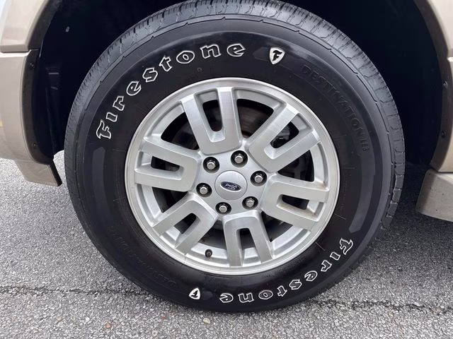 2014 White Platinum Clearcoat Metallic Ford Expedition XLT RWD SUV