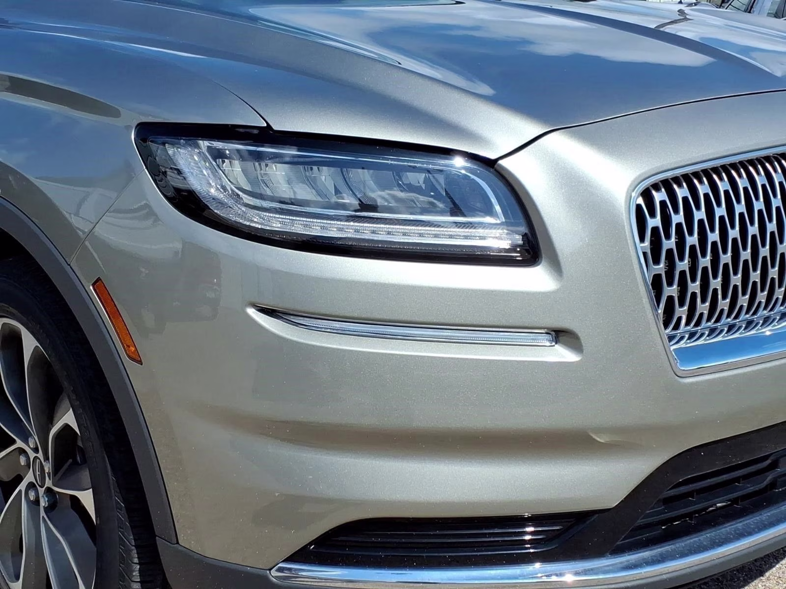 2023 Sandstone Metallic Lincoln Nautilus Reserve AWD SUV