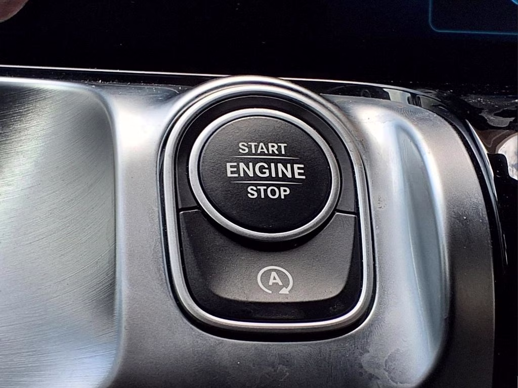 2025 Polar White Mercedes-Benz GLB 250 FWD SUV