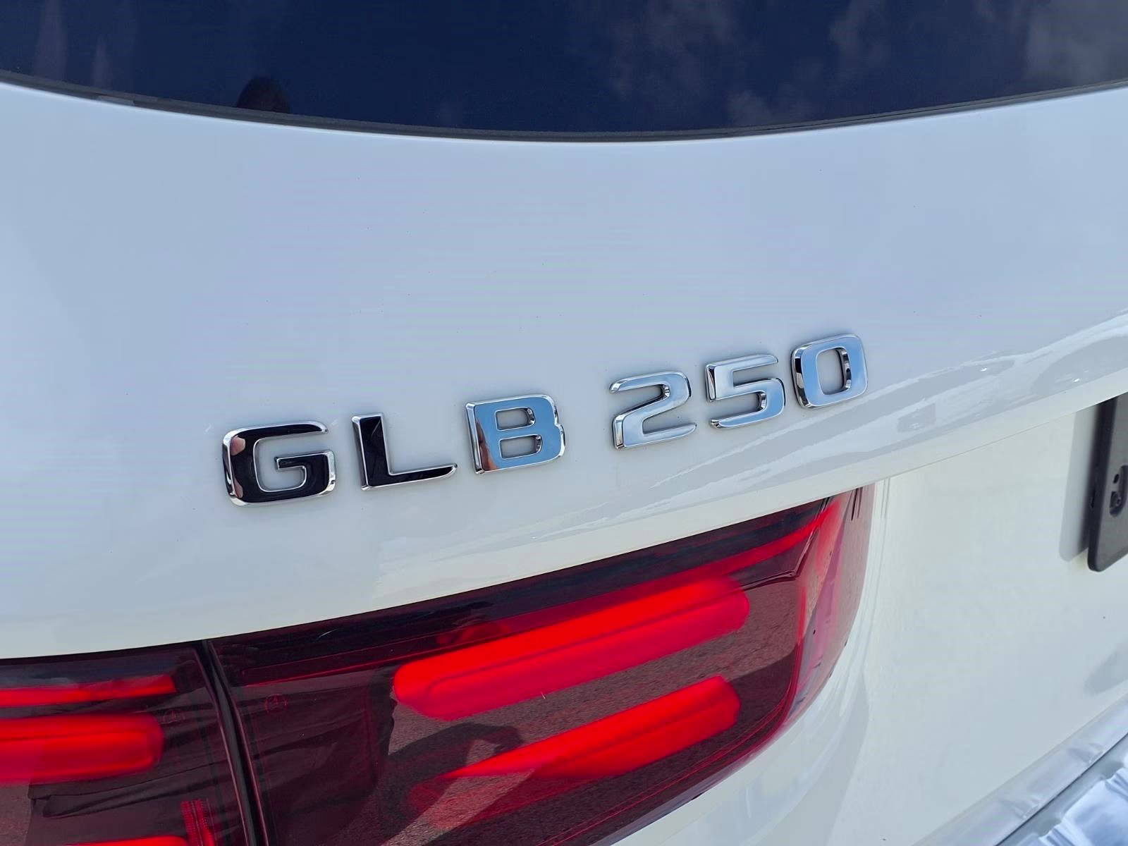 2025 Polar White Mercedes-Benz GLB GLB 250 FWD SUV