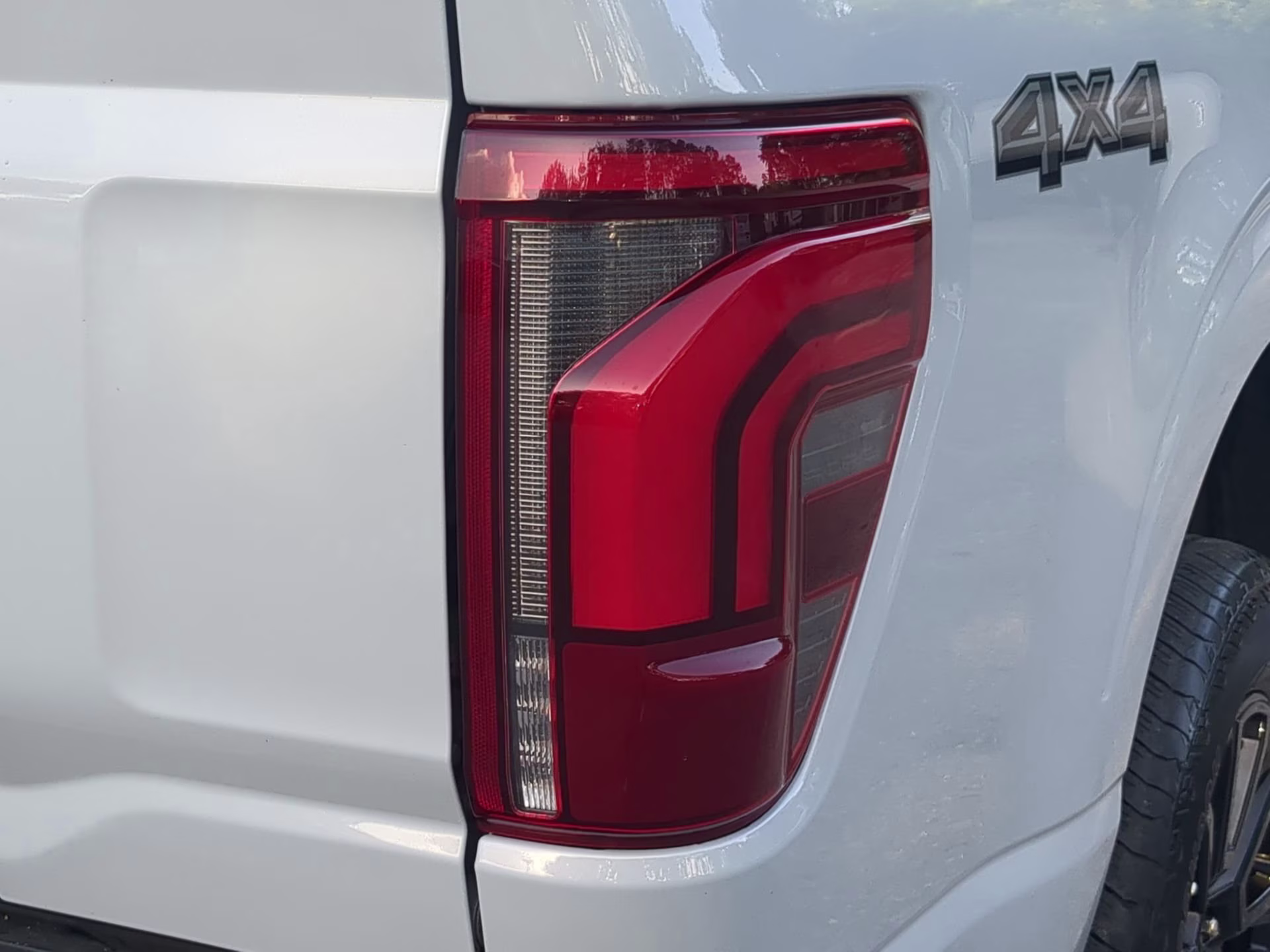 2025 Space White Metallic Ford F-150 Platinum Crew Cab Pickup 4X4 Truck