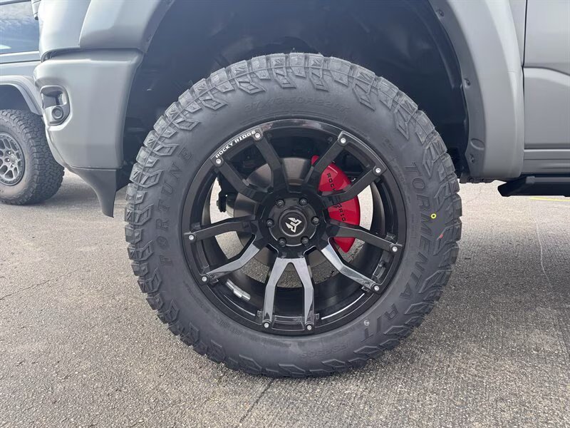 2024 Diamond Black Crystal Pearl Coat Ram 1500 Laramie LIFTED ROCKY RIDGE 34,518 PACKAGE!! 4X4 Truck