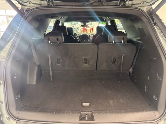 2023 Silver Sage Metallic Chevrolet Traverse LT AWD SUV