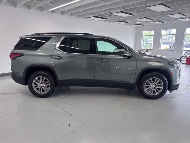 2023 Silver Sage Metallic Chevrolet Traverse LT AWD SUV