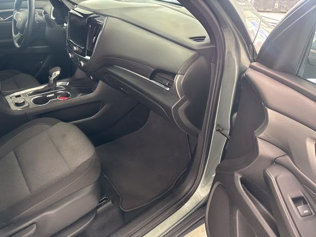 2023 Silver Sage Metallic Chevrolet Traverse LT AWD SUV