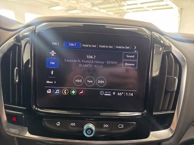 2023 Silver Sage Metallic Chevrolet Traverse LT AWD SUV