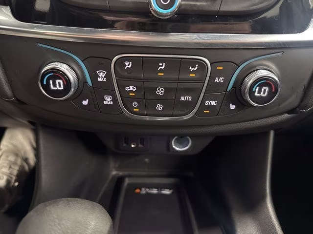 2023 Silver Sage Metallic Chevrolet Traverse LT AWD SUV