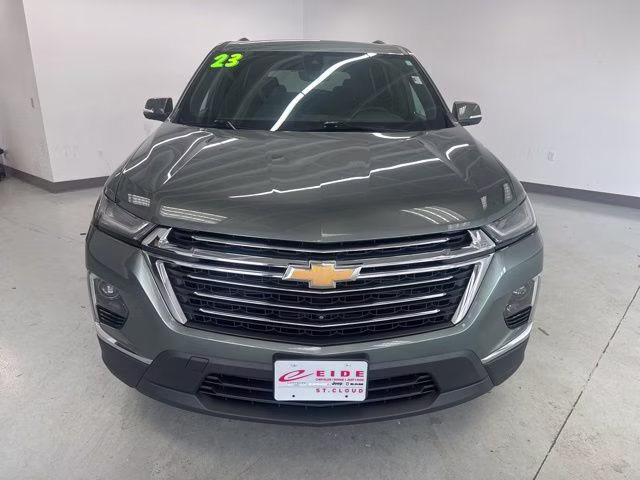 2023 Silver Sage Metallic Chevrolet Traverse LT AWD SUV