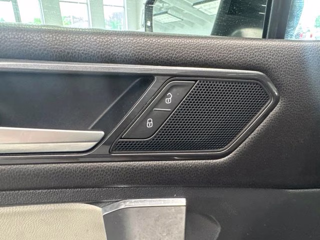 2018 Deep Black Pearl Metallic Volkswagen Tiguan 2.0T SEL AWD SUV