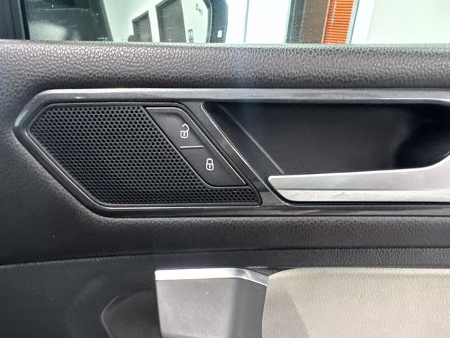 2018 Deep Black Pearl Metallic Volkswagen Tiguan 2.0T SEL AWD SUV