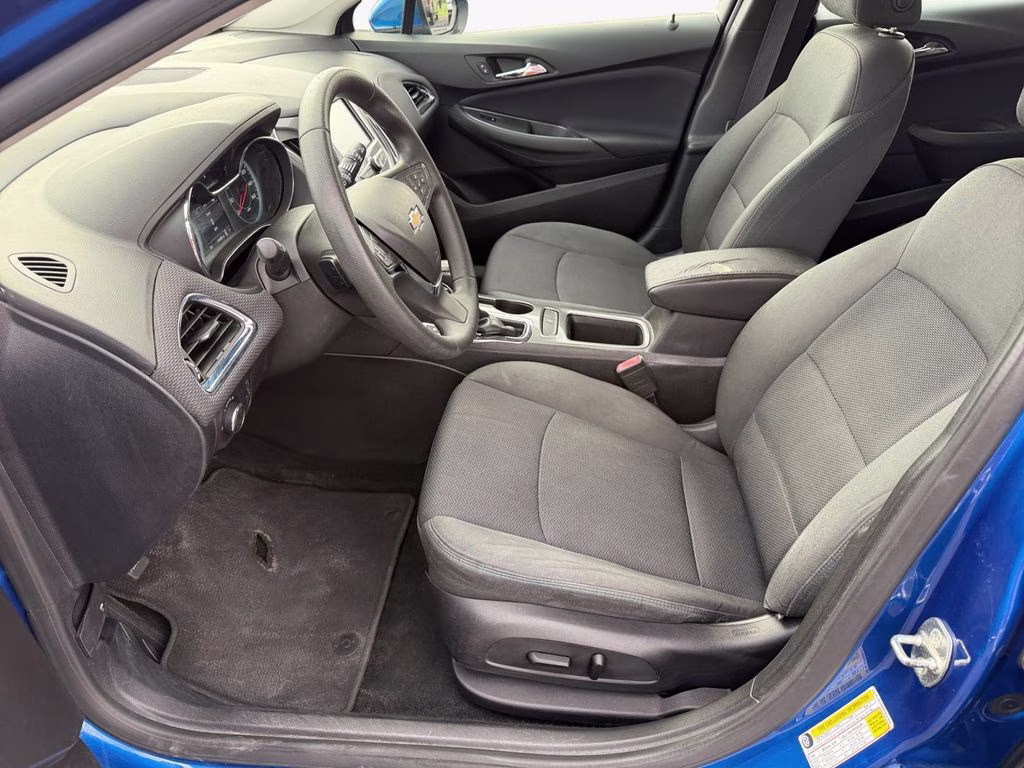 2017 Kinetic Blue Metallic Chevrolet Cruze LT FWD Hatchback