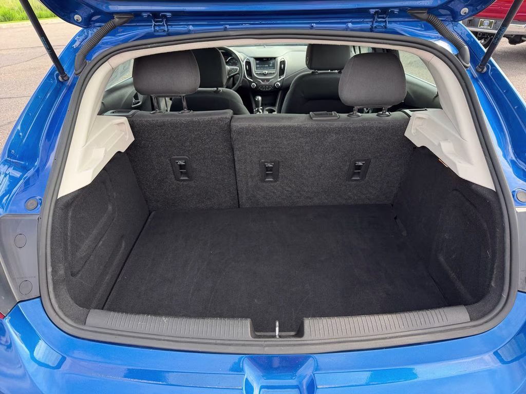 2017 Kinetic Blue Metallic Chevrolet Cruze LT FWD Hatchback