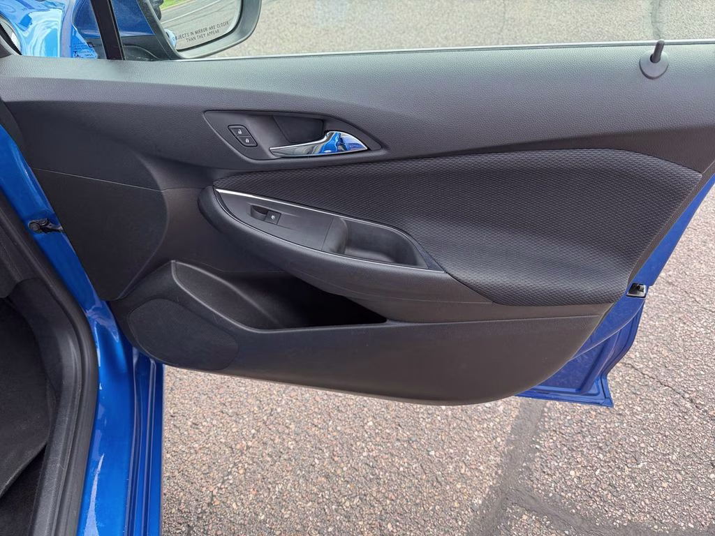 2017 Kinetic Blue Metallic Chevrolet Cruze LT FWD Hatchback