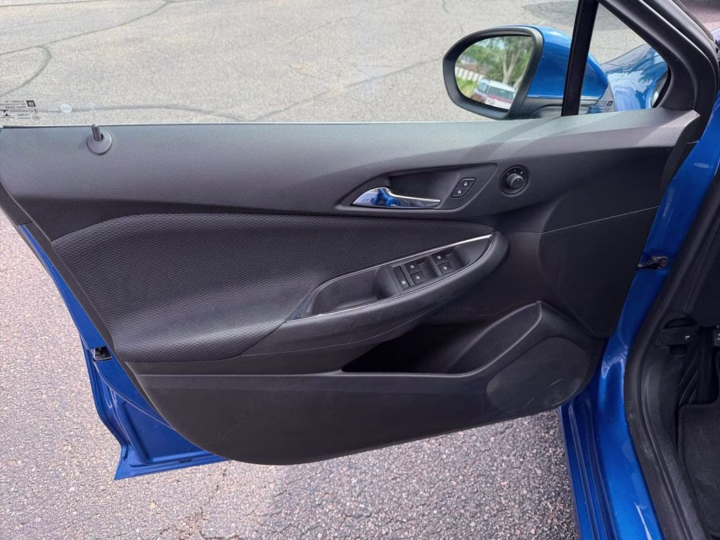 2017 Kinetic Blue Metallic Chevrolet Cruze LT FWD Hatchback