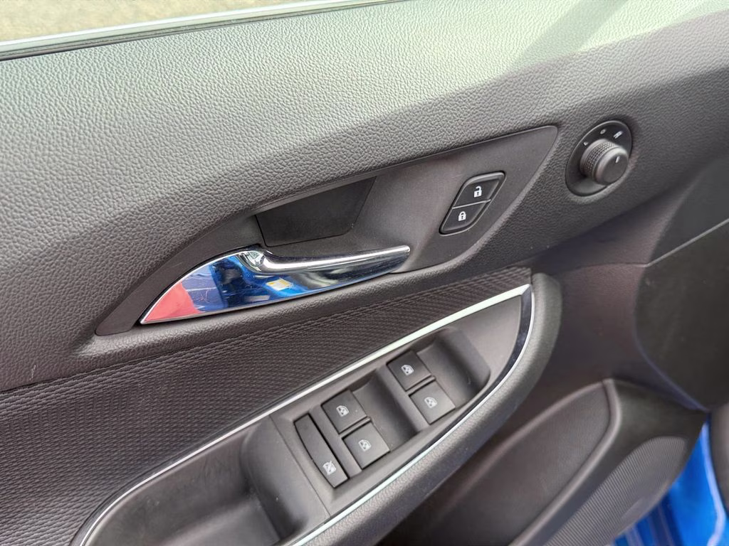 2017 Kinetic Blue Metallic Chevrolet Cruze LT FWD Hatchback