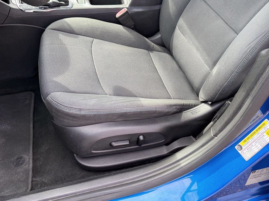 2017 Kinetic Blue Metallic Chevrolet Cruze LT FWD Hatchback
