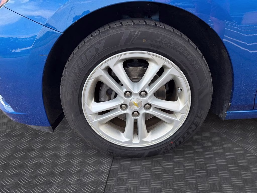 2017 Kinetic Blue Metallic Chevrolet Cruze LT FWD Hatchback