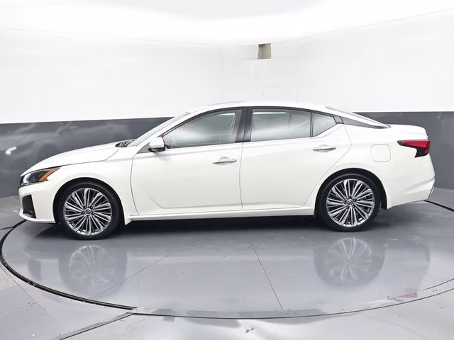 2025 Pearl White Tricoat Nissan Altima 2.5 SL FWD Sedan