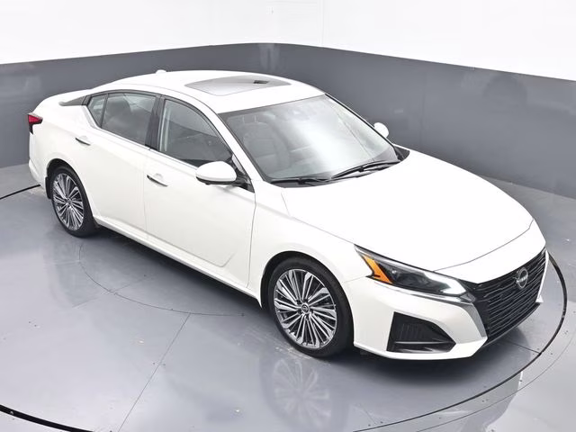 2025 Pearl White Tricoat Nissan Altima 2.5 SL FWD Sedan