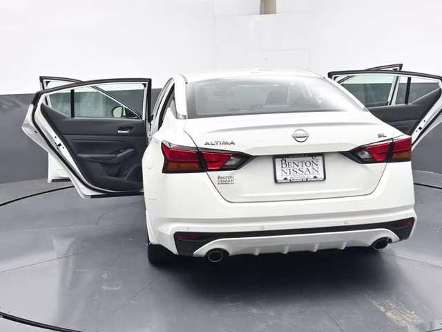 2025 Pearl White Tricoat Nissan Altima 2.5 SL FWD Sedan