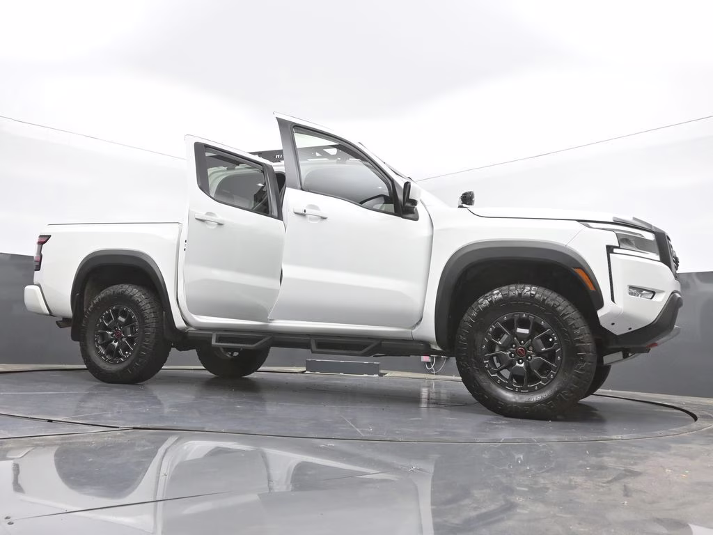 2023 Glacier White Nissan Frontier PRO-4X 4X4 Truck