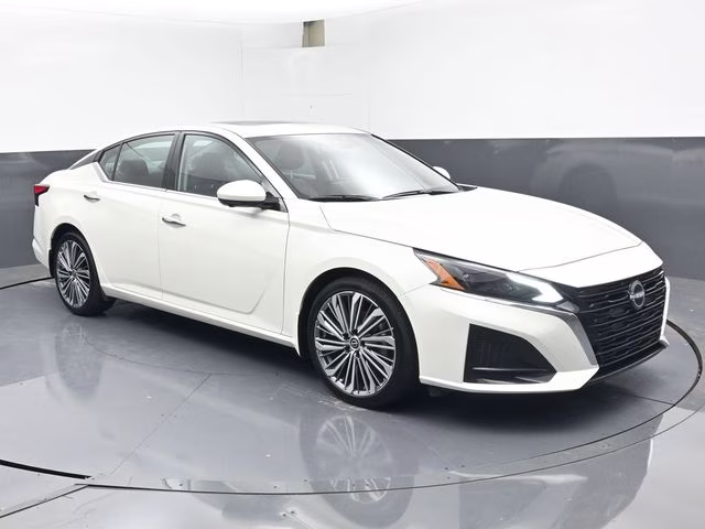 2025 Pearl White Tricoat Nissan Altima 2.5 SL FWD Sedan