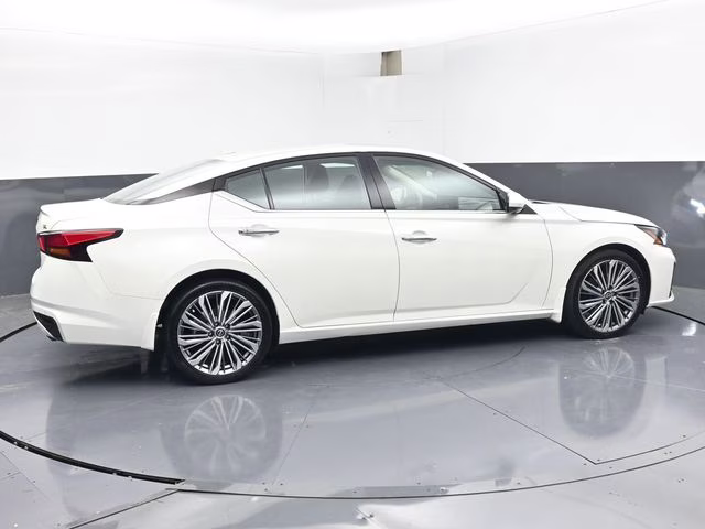 2025 Pearl White Tricoat Nissan Altima 2.5 SL FWD Sedan