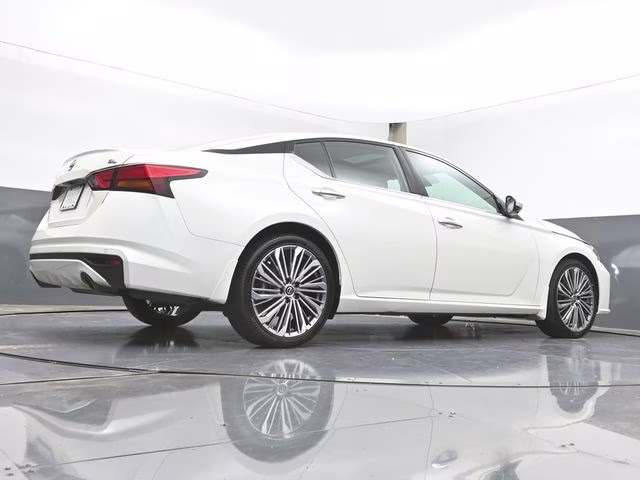 2025 Pearl White Tricoat Nissan Altima 2.5 SL FWD Sedan