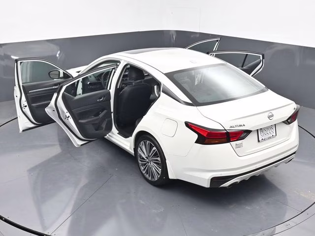 2025 Pearl White Tricoat Nissan Altima 2.5 SL FWD Sedan