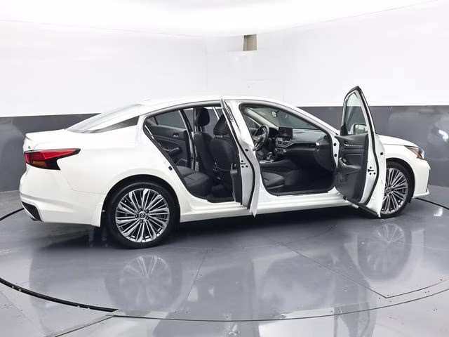 2025 Pearl White Tricoat Nissan Altima 2.5 SL FWD Sedan