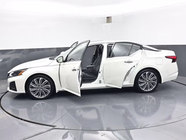 2025 Pearl White Tricoat Nissan Altima 2.5 SL FWD Sedan