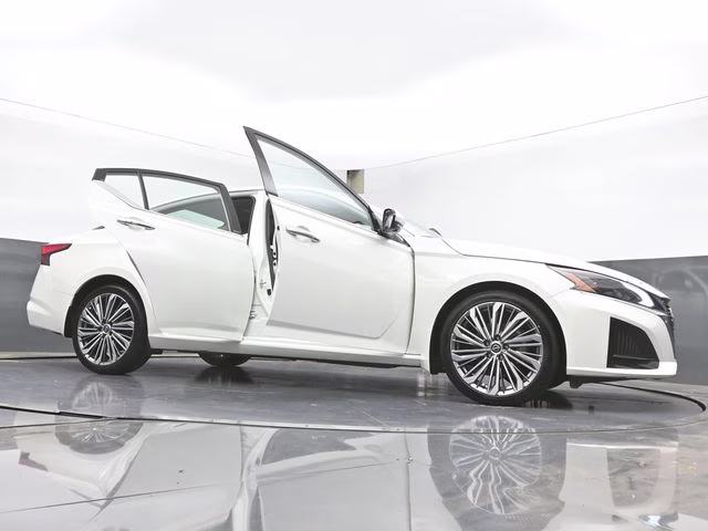 2025 Pearl White Tricoat Nissan Altima 2.5 SL FWD Sedan