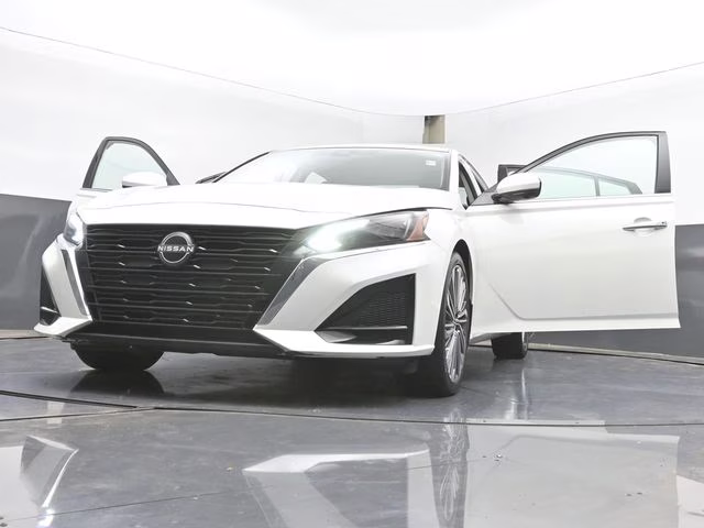 2025 Pearl White Tricoat Nissan Altima 2.5 SL FWD Sedan
