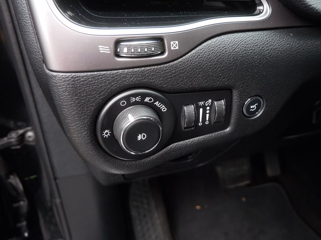 2020 Diamond Black Crystal Pearlcoat Jeep Cherokee Limited 4X4 SUV