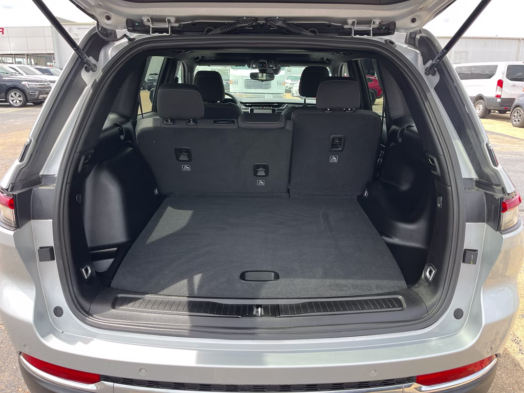 2024 Silver Zynith Jeep Grand Cherokee Laredo X RWD SUV