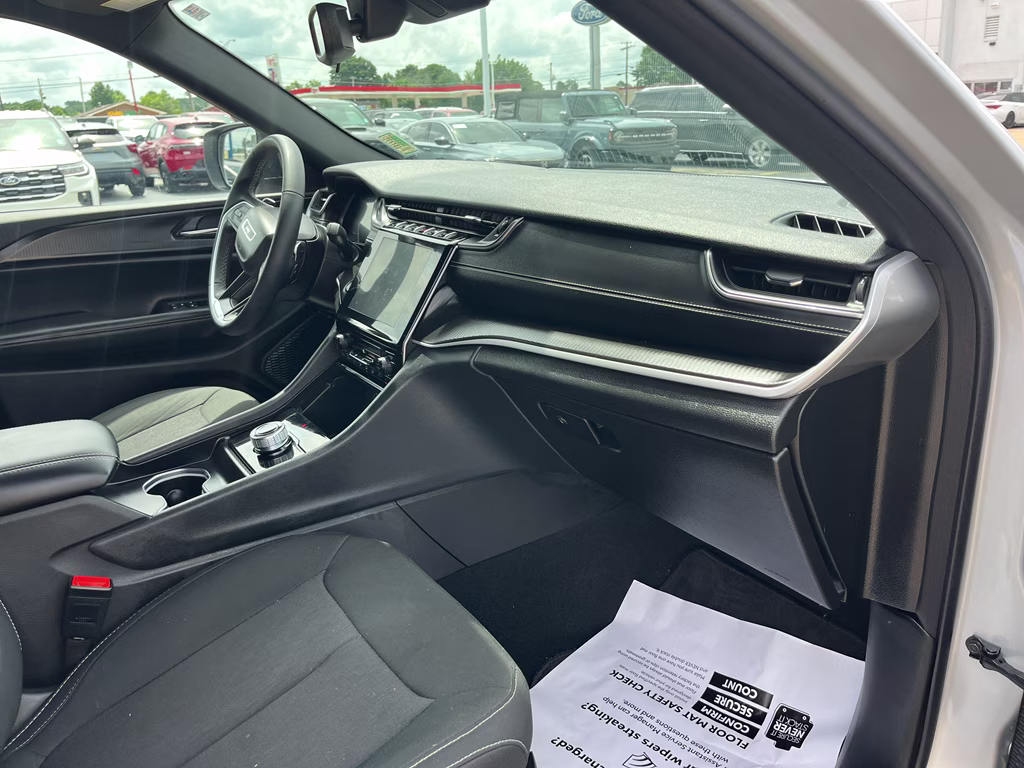 2024 Silver Zynith Jeep Grand Cherokee Laredo X RWD SUV