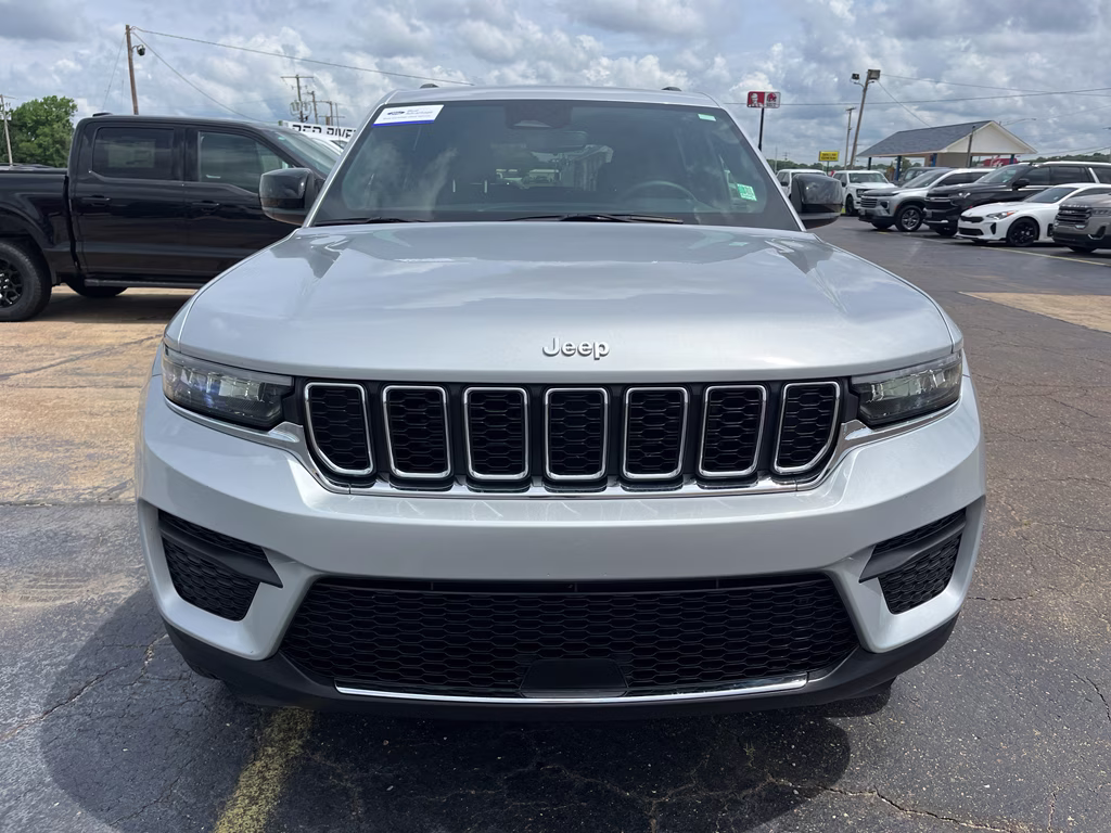 2024 Silver Zynith Jeep Grand Cherokee Laredo X RWD SUV