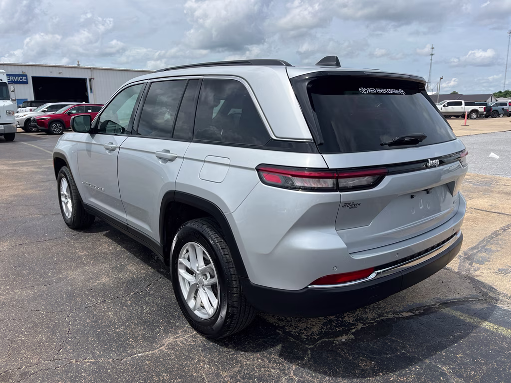 2024 Silver Zynith Jeep Grand Cherokee Laredo X RWD SUV