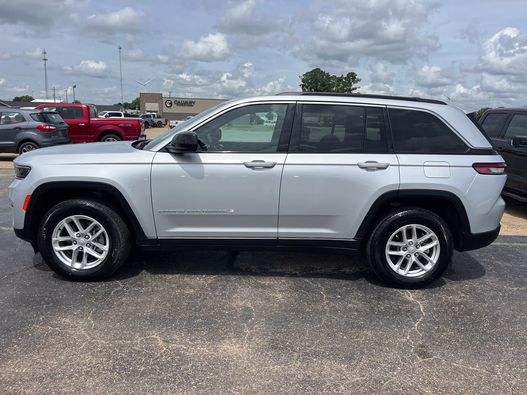 2024 Silver Zynith Jeep Grand Cherokee Laredo X RWD SUV