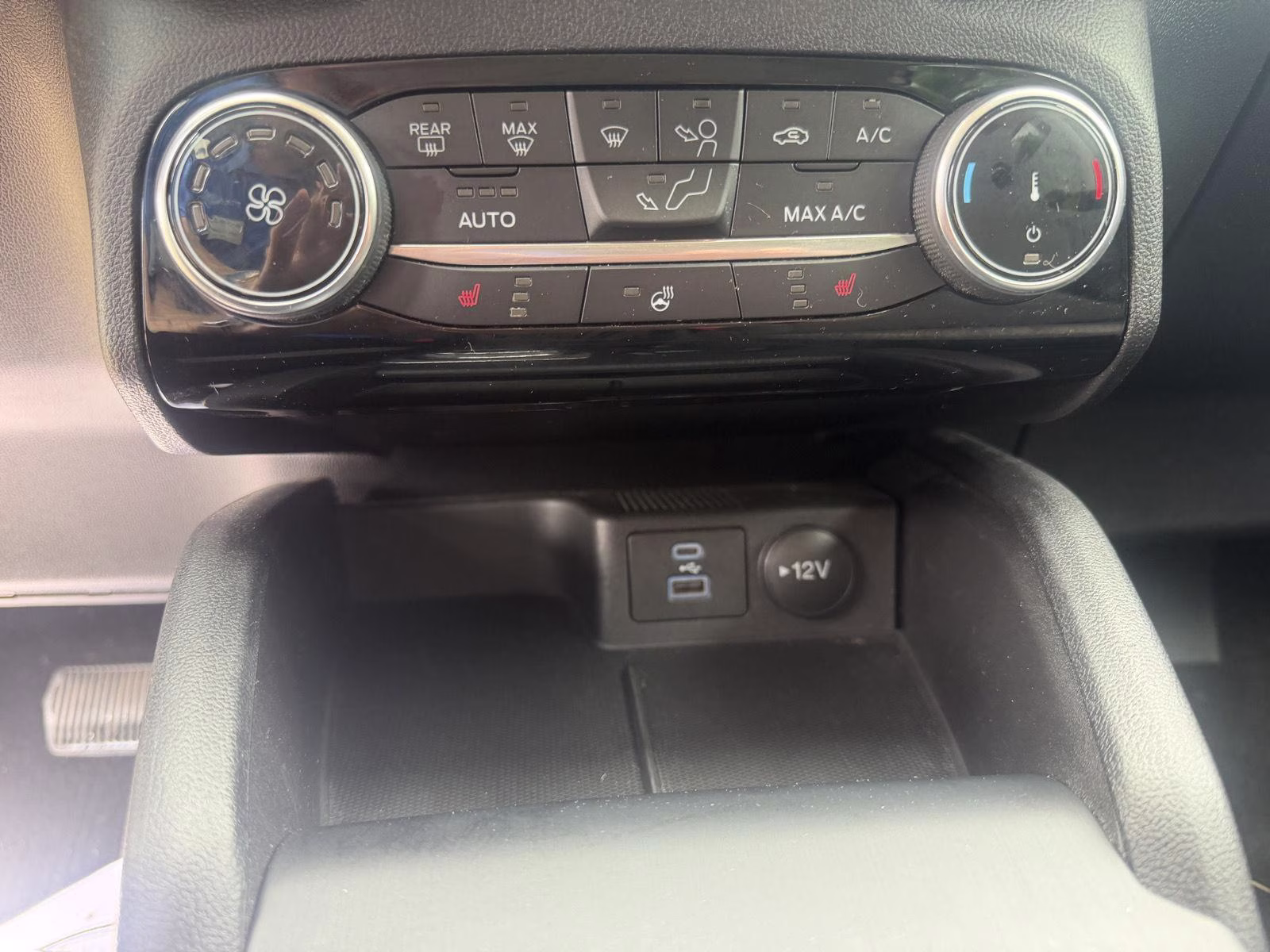 2022 Agate Black Ford Escape SE FWD SUV