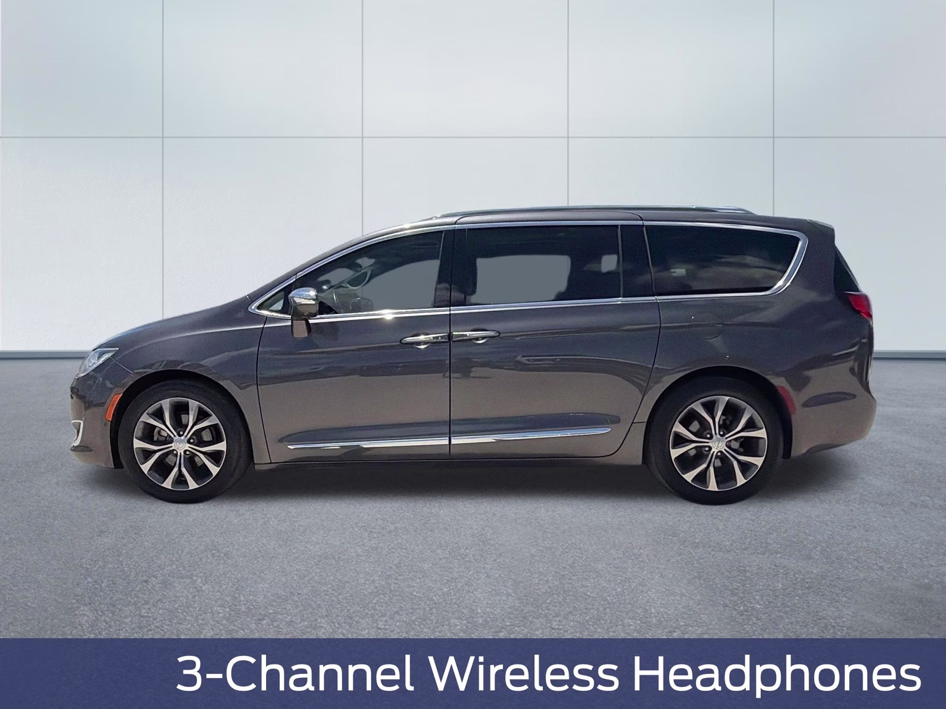 2018 Granite Crystal Metallic Clearcoat Chrysler Pacifica Limited FWD Van