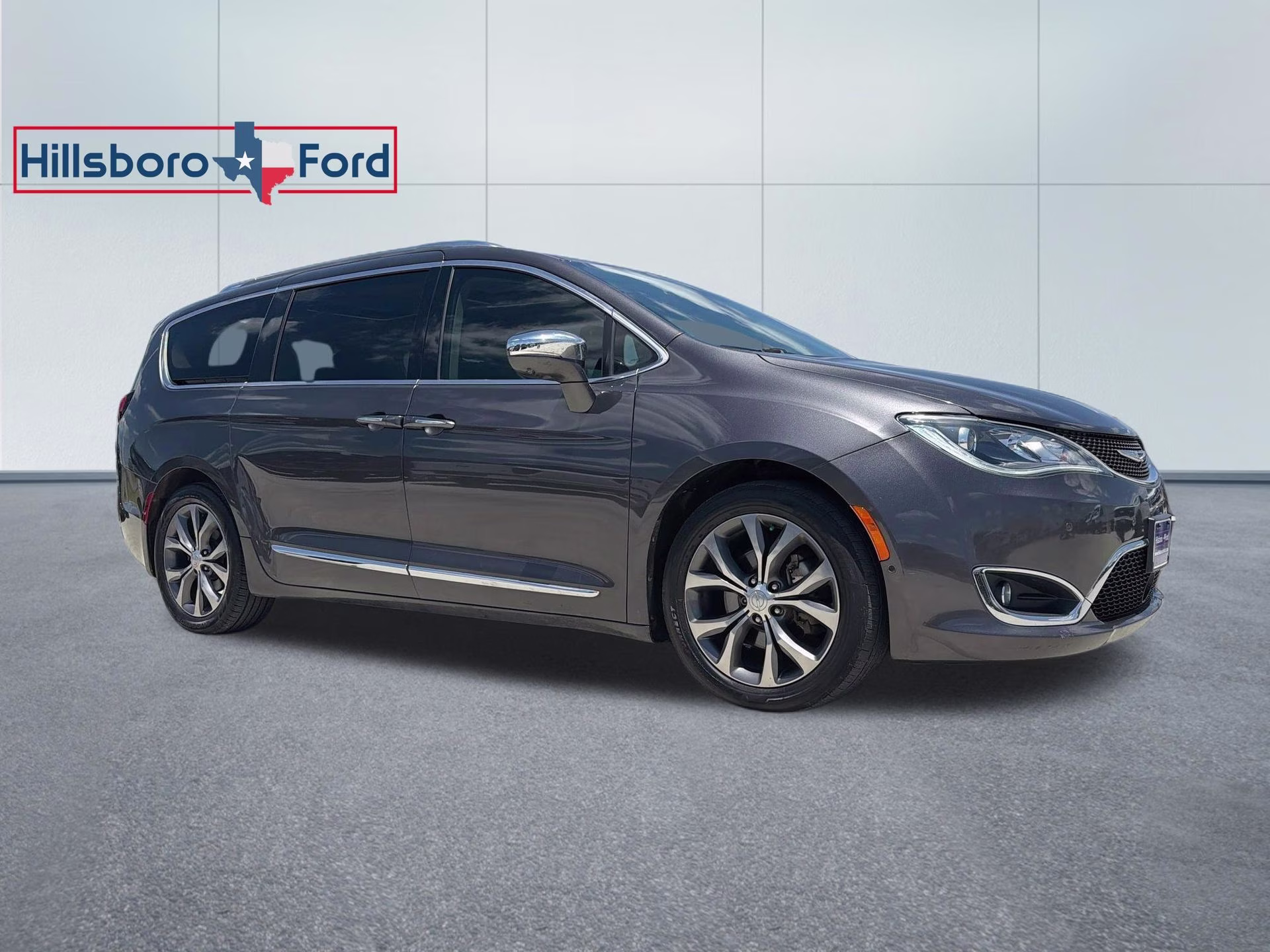 2018 Granite Crystal Metallic Clearcoat Chrysler Pacifica Limited FWD Van