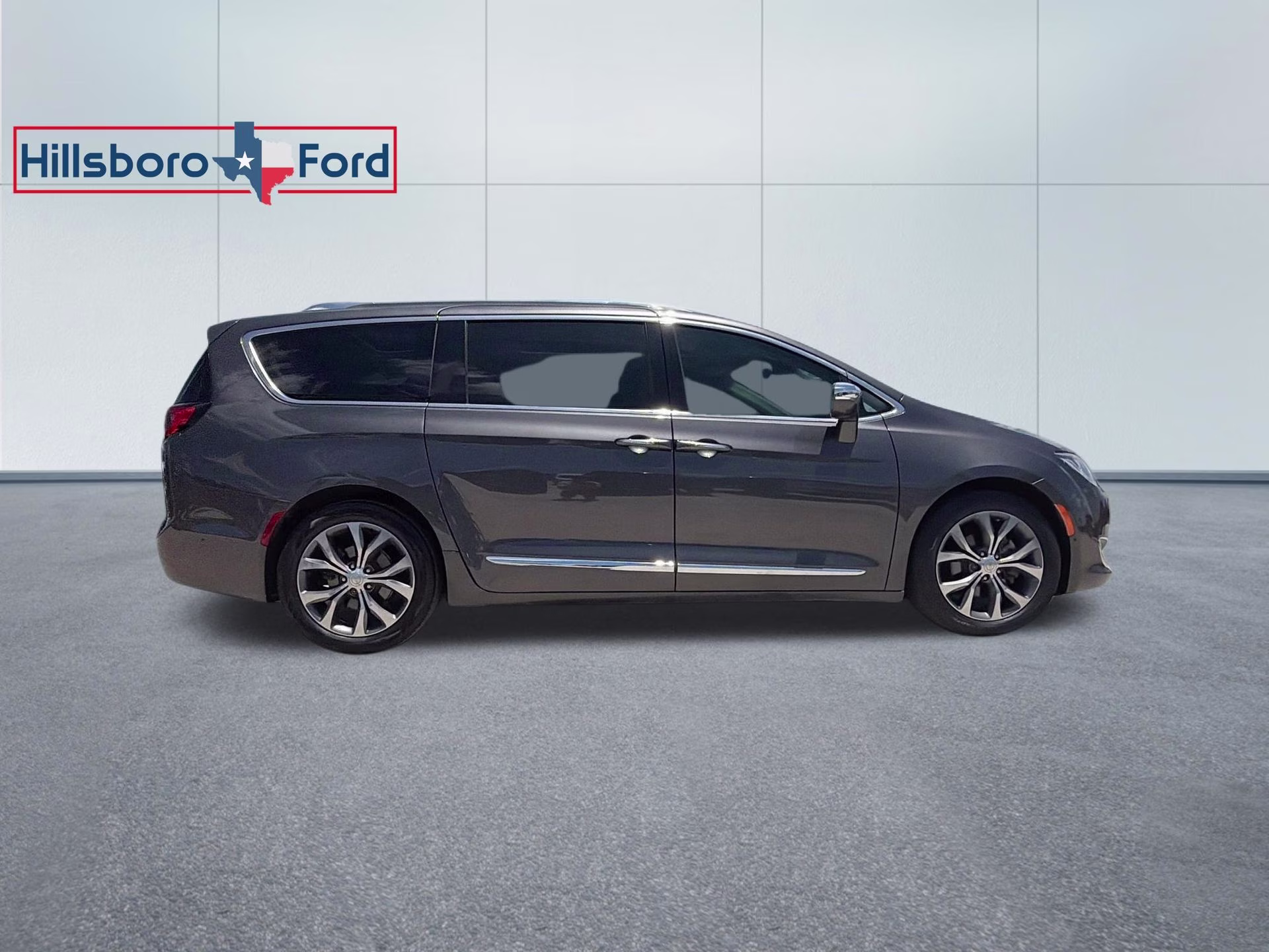 2018 Granite Crystal Metallic Clearcoat Chrysler Pacifica Limited FWD Van