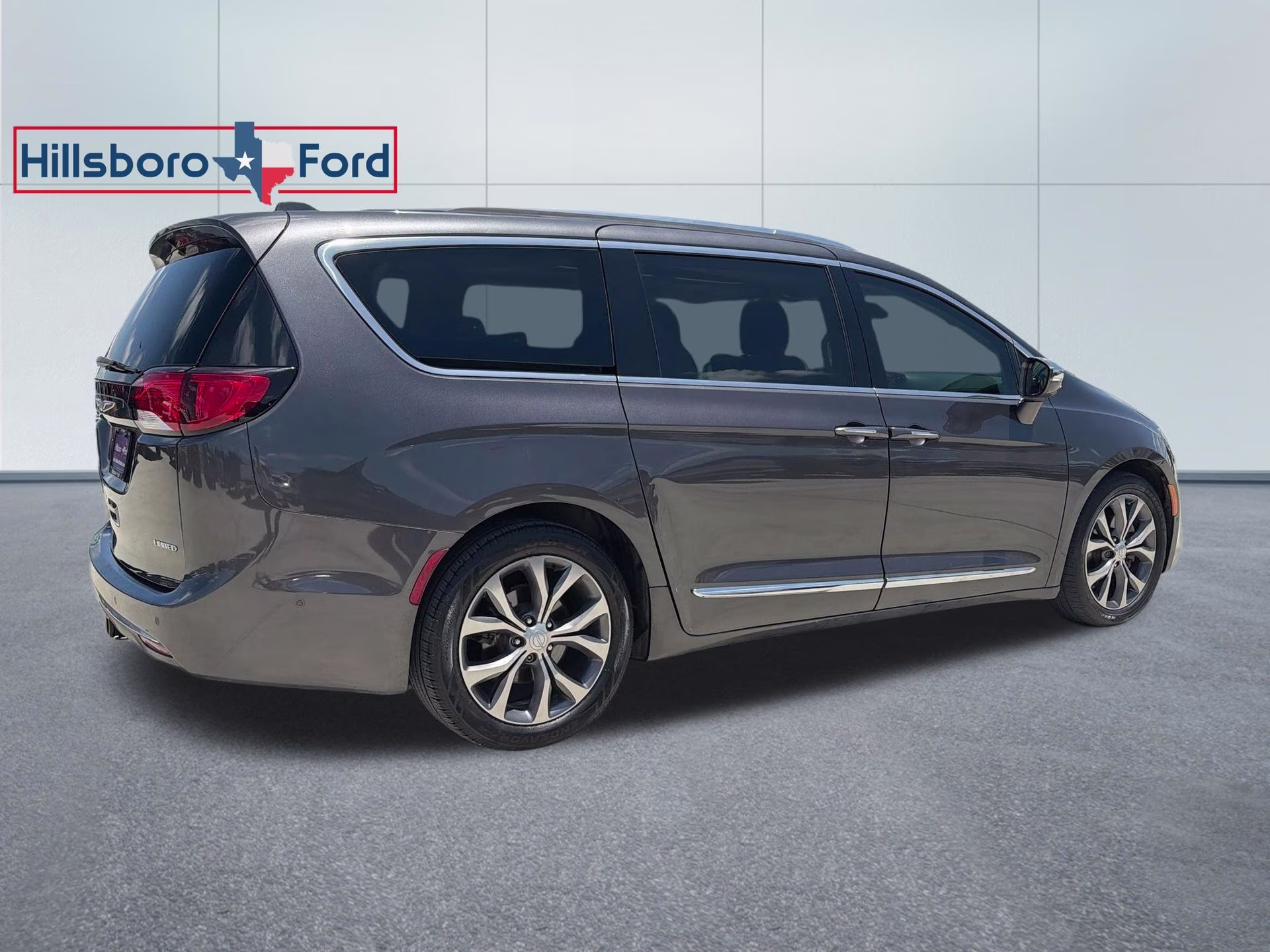 2018 Granite Crystal Metallic Clearcoat Chrysler Pacifica Limited FWD Van