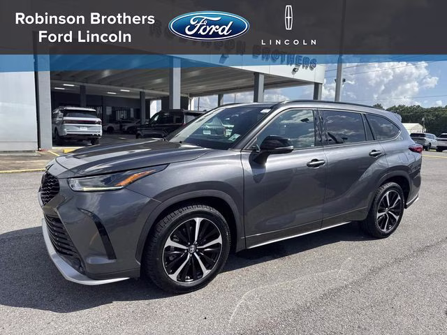 2022 Magnetic Gray Metallic Toyota Highlander XSE FWD SUV