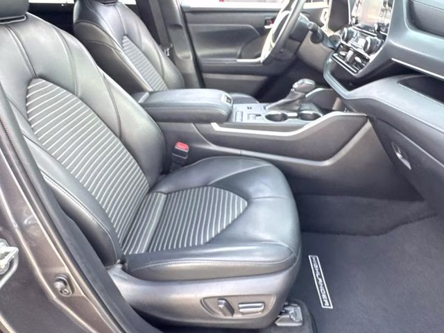 2022 Magnetic Gray Metallic Toyota Highlander XSE FWD SUV