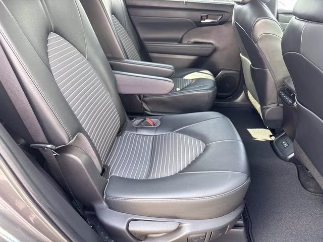 2022 Magnetic Gray Metallic Toyota Highlander XSE FWD SUV