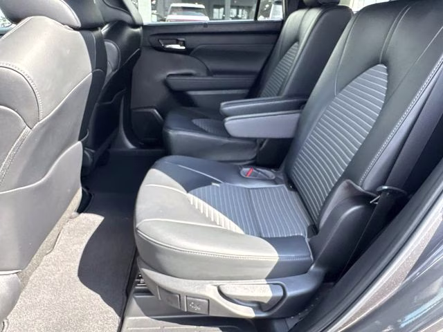 2022 Magnetic Gray Metallic Toyota Highlander XSE FWD SUV